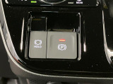 【電動パーキングブレーキ+オートブレーキホールド機能】 指先だけで簡単に操作が可能なパーキングブレーキ、スイッチを押すとブレーキペダルから足を離してもブレーキを保持できるオートブレーキホールド搭載