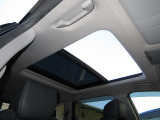 サンルーフ付きです。昼は気持ちよい風を取り入れたり、シェードを開けておくことにより車内が明るくなります。夜はシートを倒せば流れ星が流れたり星がたくさん見えるかも・・わくわくする装備ですね!