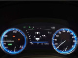 とっても見やすいメーターです。夜間時はラグジュアリーな気分にさせてくれる照明が魅力ですので、夜のドライブも楽しみになりますよ♪