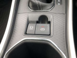 HOLD機能付きの電動パーキングブレーキ。HOLD機能を使用すると、信号待ちなどでフットブレーキから足を放しても、車は動かずそのまま停車してくれます。ドライブなど足が疲れた時には便利な機能です。