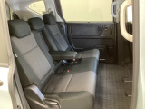 2列目シートは背もたれの角度調節ができるベンチシートになっております。長距離運転になってもゆったりとできるようにアームレストがついてます。
