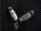◆スマートキー◆カギをバッグやポケットに入れたままでもドアロックの開閉ができる『スマートキー』付き!雨天や暗くなってもカギを取り出す必要がなくドアの開錠&エンジンも始動できます