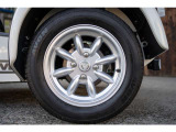 ホイールはシルバーの8スポークアルミホイール。なお、ホイールセンターキャップは4つのうち1つが欠損しています。