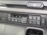 エアコンはオートエアコンでお好みの温度調整が出来、オールシーズン快適にドライブできます!フロントシートの座面に2段階調節のシートヒーターを内蔵。身体を直接温めることができます。