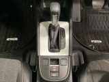 CVT車のセレクトレバーです。低速から高速まで、変速ショックのないスムーズな走りと、エンジン効率のよい領域を維持して燃費にも貢献します。サイドブレーキはスイッチ操作の電子制御パーキングブレーキです。