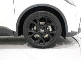 タイヤサイズは(225/50R18)で純正アルミホイールです。
