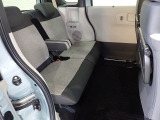 リアシートは足元も広々していて足を組めるほど余裕があります!又背もたれを左右別々に倒せるので長い物でも積めます。