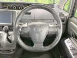 【純正革巻きステアリング】上質な革を使用することで、手にしっかり馴染みとても運転しやすいハンドルです♪