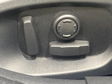 ◆パワーシート『電動パワーシートですので運転中のシート調節も安全に行えます。微調整も可能ですのであなただけのドライビングポジションを実現します。』