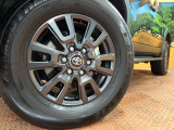 【純正アルミホイール】外観にマッチした純正アルミホイールを装着しております。各種社外アルミホイールや、スタッドレスタイヤも取扱いしております。是非ご相談ください♪