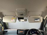サンバイザーにはバニティーミラーも付いています。身だしなみチェックには欠かせません。