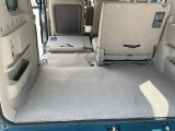 リヤシートは、分割して倒せるので、乗員や荷物に合わせてアレンジ可能です。