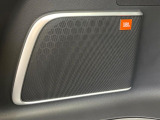【JBLサウンドシステム】メーカーオプションの高品位サウンドシステムを搭載。専用のチューニングが施された大小様々なスピーカーから良質なサウンドが奏でられ、臨場感あふれる音響空間を演出します。