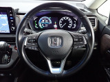 ハンドル左側にはオーディオ操作が出来るオーディオリモートコントロールスイッチ、右側にはHonda SENSINGとオートクルーズコントロールのスイッチを装備!