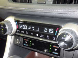 左右独立温度コントロールフルオートエアコンです。運転席、助手席それぞれで独立して温度設定ができます。冷え性の方が乗っても安心ですね♪