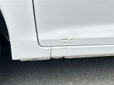 傷等が御座いますので、現車をご覧になって状態を確認をして下さい。修理をご希望の方は有償になりますが、弊社板金工場にて修理可能です!詳細はスタッフにご相談ください!