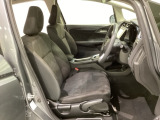 広い足元にゆったり座れるシートには肘掛けも装備しており長距離の運転でも疲れにくくなってます。女性でも運転がしやすいように、シートの高さ調整機能(シートリフター)がついています。