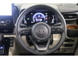 ステアリングには手先が冷える時期に嬉しいステアリングヒーターを装備しています。ハンズフリー電話や音声認識、オーディオ操作やインフォメーションディスプレイ内の表示切替えが出来るスイッチも装備しています。