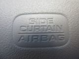 サイドカーテンエアバックシステムは、側面衝突時に大人から子供までさまざまな体格の乗員の頭部や頚部を広範囲で保護。特にセンターピラーへの頭部衝突を防ぐ展開性能を実現しています。