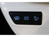 EV/HVや、気分や走行状況に合わせて切替えられるドライブモードセレクトを装備。車の接近を音で知らせる車両接近通報装置は、早朝や深夜の帰宅など静かに走りたい場合には車にOFFボタンでオフできます。