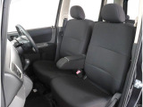 長時間の運転も疲れにくいフロントシート!体をしっかり支えてくれて運転がしやすい形状です!!