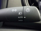 【オートライト】車外の明るさに応じて、自動的にライトの点灯・消灯をしてくれます。