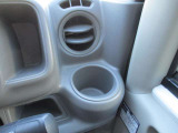 運転席にドリンクホルダーがあり便利です!