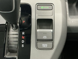 燃費の向上に有効なECONスイッチ、わずかな力で簡単に操作出来る電動パーキングブレーキ、信号待ちや渋滞時などブレーキを踏み続ける場合に比べて足腰の疲労が軽減されるオートブレーキホールド付きです!