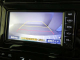 バックガイドモニター付き。車両後方の映像をナビ画面に表示し、駐車などの後退操作をサポートします。