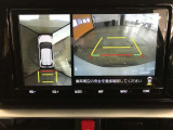 パノラミックビューモニター付きです。車両を上から見たような映像をディスプレイオーディオ画面に表示。運転席からの目視だけでは見にくい、車両周辺の状況をリアルタイムでしっかり確認できます。