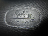 サイドカーテンエアバックシステムは、側面衝突時に大人から子供までさまざまな体格の乗員の頭部や頚部を広範囲で保護。特にセンターピラーへの頭部衝突を防ぐ展開性能を実現しています。