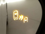 隣車線を走る車両をレーダーで検知し、ドアミラーでは確認しにくい後側方エリアに存在する車両に加え、急接近してくる車両も検知します。車両を検知するとドアミラーに搭載されたLEDインジケーターが点灯します。
