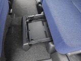 後席のシート下に引き出し式の収納ボックスが用意されています。フロア下のスペースを活かして、ちょっとした荷物や床に置きたくない物を見えない位置に収納するのに便利です。