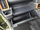 グローブボックスは手前に引くタイプ。収納がシンプルだから、整頓すると使いやすさが一気に上がります。