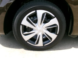純正スチールホイール&ホイールキャップで足元もすっきりです。