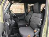 長時間の運転でも疲れにくい運転席シートと、足元へフラットに収納できる助手席シートです。