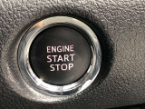 エンジンスタートスイッチです。キーが車内にあれば、エンジンの始動や停止はスイッチを押すだけ!キーを取り出す手間を省き、ワンプッシュで操作できるので簡単でスムーズです。