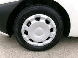 純正スチールホイール&ホイールキャップで足元もすっきりです。