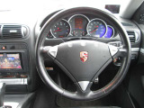 パドルシフト付の本革巻きステアリングもまだキレイです。