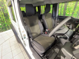 運転席まわりには十分なスペースがあり、大柄な方でもゆったり運転していただける環境です。