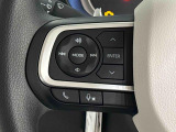 ナビゲーションやオーディオなどの操作がハンドルの手元でできるステアリングスイッチが付いてます