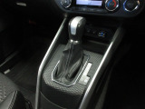 扱いやすい位置に配置されたフロアマニュアルトランスミッションです。車を自在に操る感覚はマニュアルならではのもの。こだわりのマニュアルで気持ちのいい走りが楽しめます。