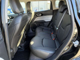 後部座席も広々と使えます。