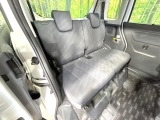後部座席も気になるようなキズ・汚れやへたり等、大きなダメージはなく、良好な状態です。