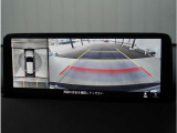 【360&deg;ビュー・モニター】専用カメラにより上から見下ろしたような視点で360度クルマの周囲を確認することができます。駐車が苦手な方でも縦列駐車や幅寄せ時に活躍してくれます。