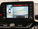 パノラミックビューモニター付きです。車両を上から見たような映像をディスプレイオーディオ画面に表示。運転席からの目視だけでは見にくい、車両周辺の状況をリアルタイムでしっかり確認できます。