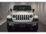 Jeep伝統の丸目のヘッドライトにセブンスロットグリルで一目でJeepだとわかりますね!