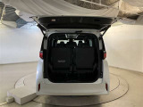 バックドアを上げた状態です。シートを倒せば荷室のスペースが広くなります!用途に合わせて快適な室内を!