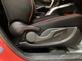 運転席に座面を上下できるシートリフターが装備しており、ドライバーさんの体型によって最適なシートポジションで運転していただけます。