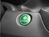 ◆ECONスイッチ(ECONモード)◆エンジンやエアコンといった、クルマ全体の動きを燃費優先で自動制御するECONモード。空調など快適性を優先したいときは、スイッチを押してOFFにできます。